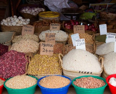 Erleben Sie die lokale Kultur und besuchen Sie den Markt im Dorf Mto wa Mbu mit unserem 10 Tage Tansania Rundreise individuell Paket