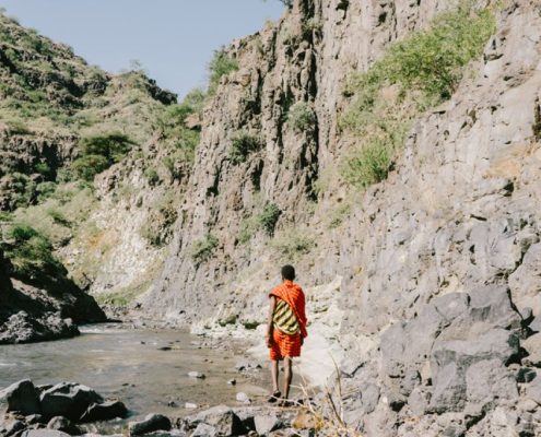 Ein Maasai Guide führt Sie die Schlucht hinauf zu den spektakulären Ngare Sero Wasserfällen