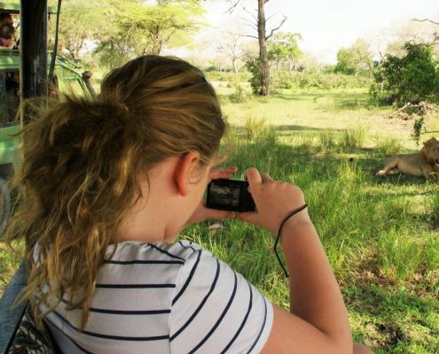 Wie dieses junge Mädchen werden Sie auf Ihrer 4 Tage Camping Safari Tansania die Möglichkeit haben, verschiedene Tiere zu fotografieren