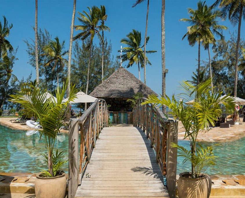 Eine kleine Brücke über den Swimmingpool im Zanzibar Bay Resort