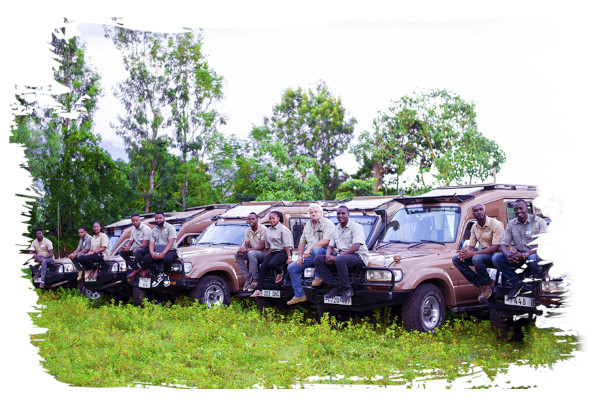 Unsere Safari Guides und andere Mitarbeiter sitzen auf den Motorhauben mehrerer Shemeji Safari Autos
